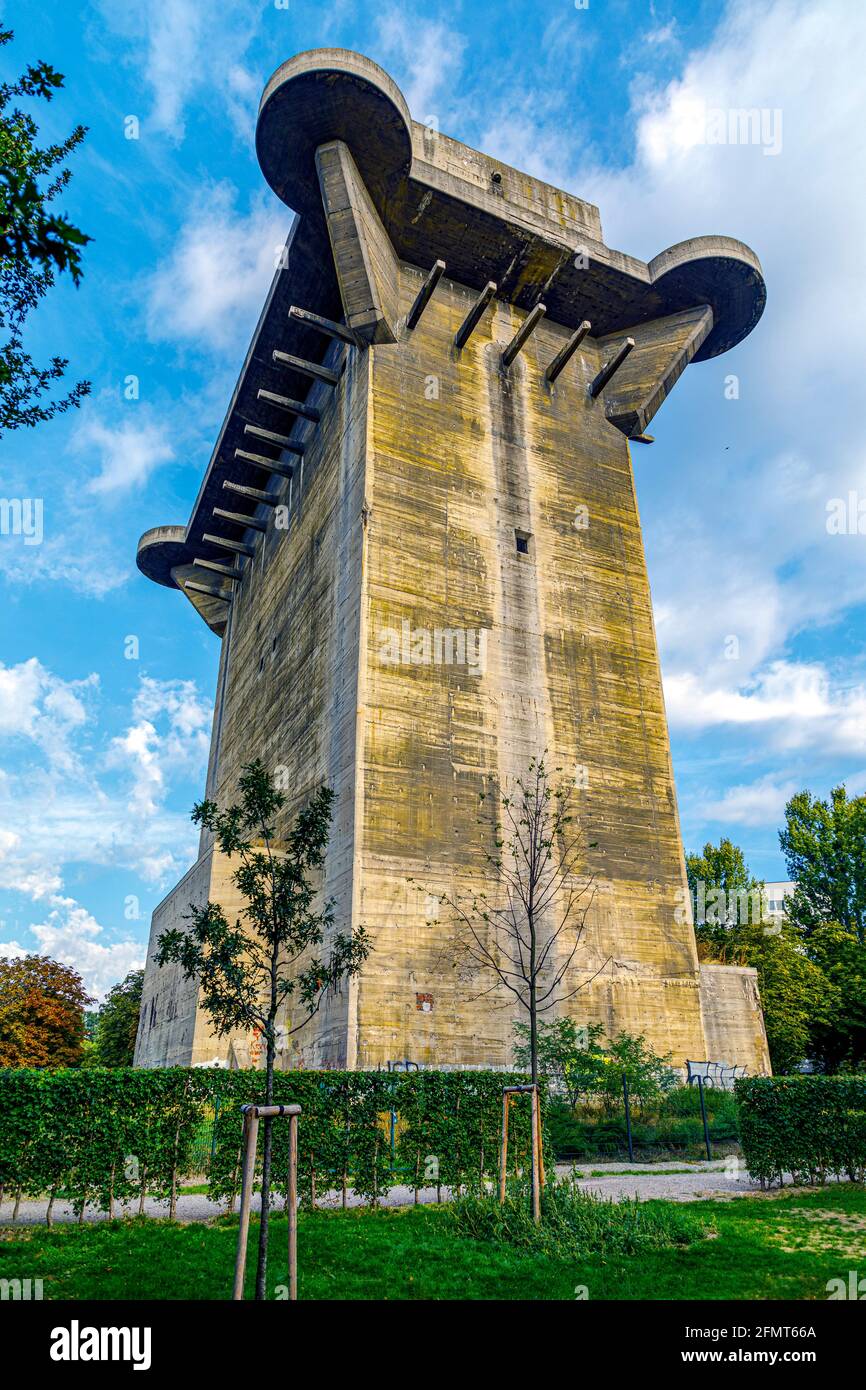 Wien, Österreich - 16. September 2019: Flak-Turm im Augarten-Park, errichtet im Zweiten Weltkrieg. Bezirk Leopoldstadt, Stadt Wien, Stockfoto