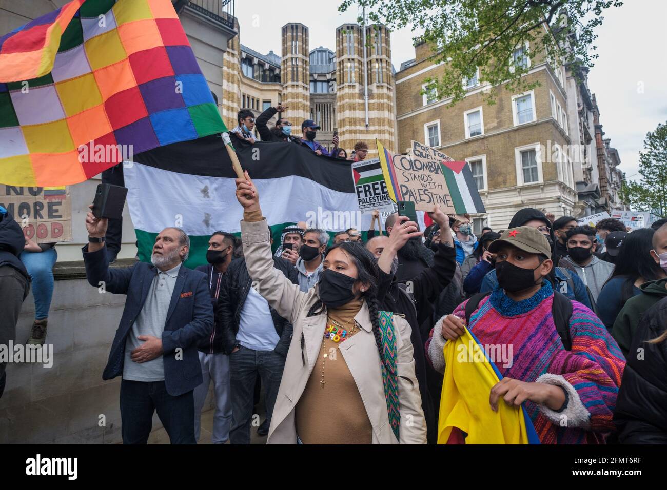 London, Großbritannien. Mai 2021. Kolumbien steht mit Palästina; eine Frau winkt mit einem Wiphala. Mehrere tausend Demonstranten, darunter viele Palästinenser, füllten Whitehall vor der Downing Street in einer Notkundgebung gegen die ethnische Säuberung von Scheich Jarrah im besetzten Jerusalem und die brutalen Polizeiangriffe auf Gläubige in der Al Aqsa Moschee und andere Demonstranten sowie die äußerst unverhältnismäßigen Bombenangriffe als Reaktion darauf Aus Gaza abgefeuerte Raketen, die viele größtenteils zivile Todesfälle verursacht haben. Peter Marshall/Alamy Live News Stockfoto