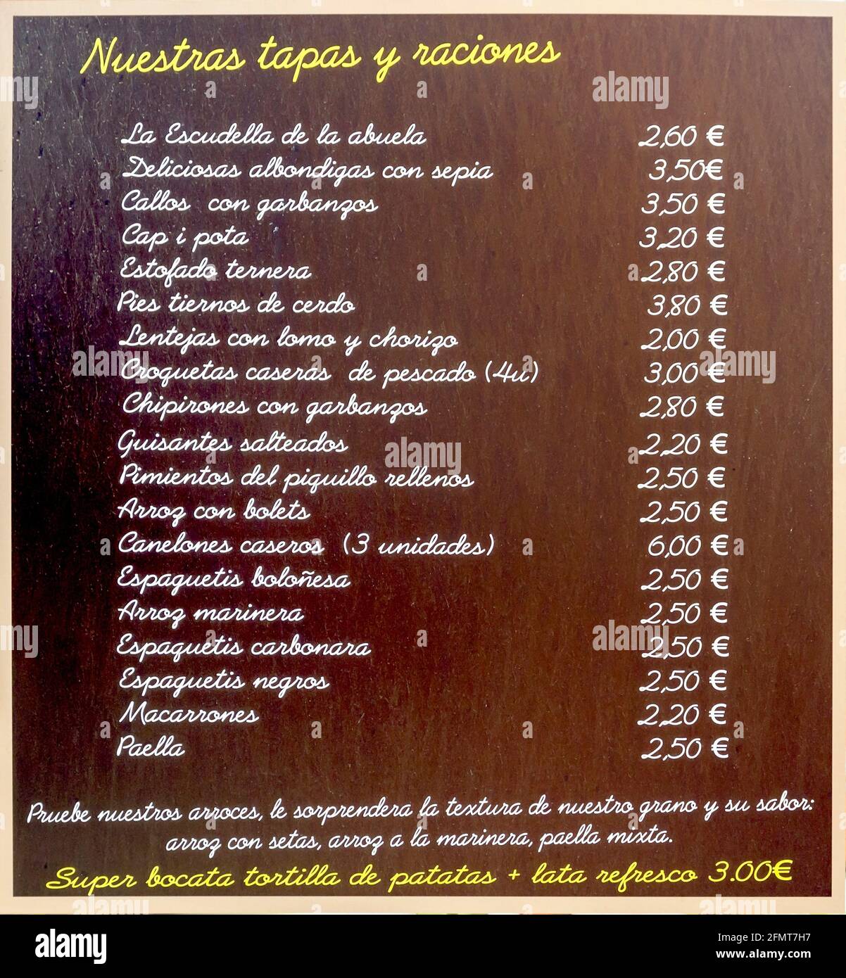 Im Vordergrund ein Plakat der Speisekarte in einem typisch spanischen Restaurant, Barcelona, Spanien Stockfoto
