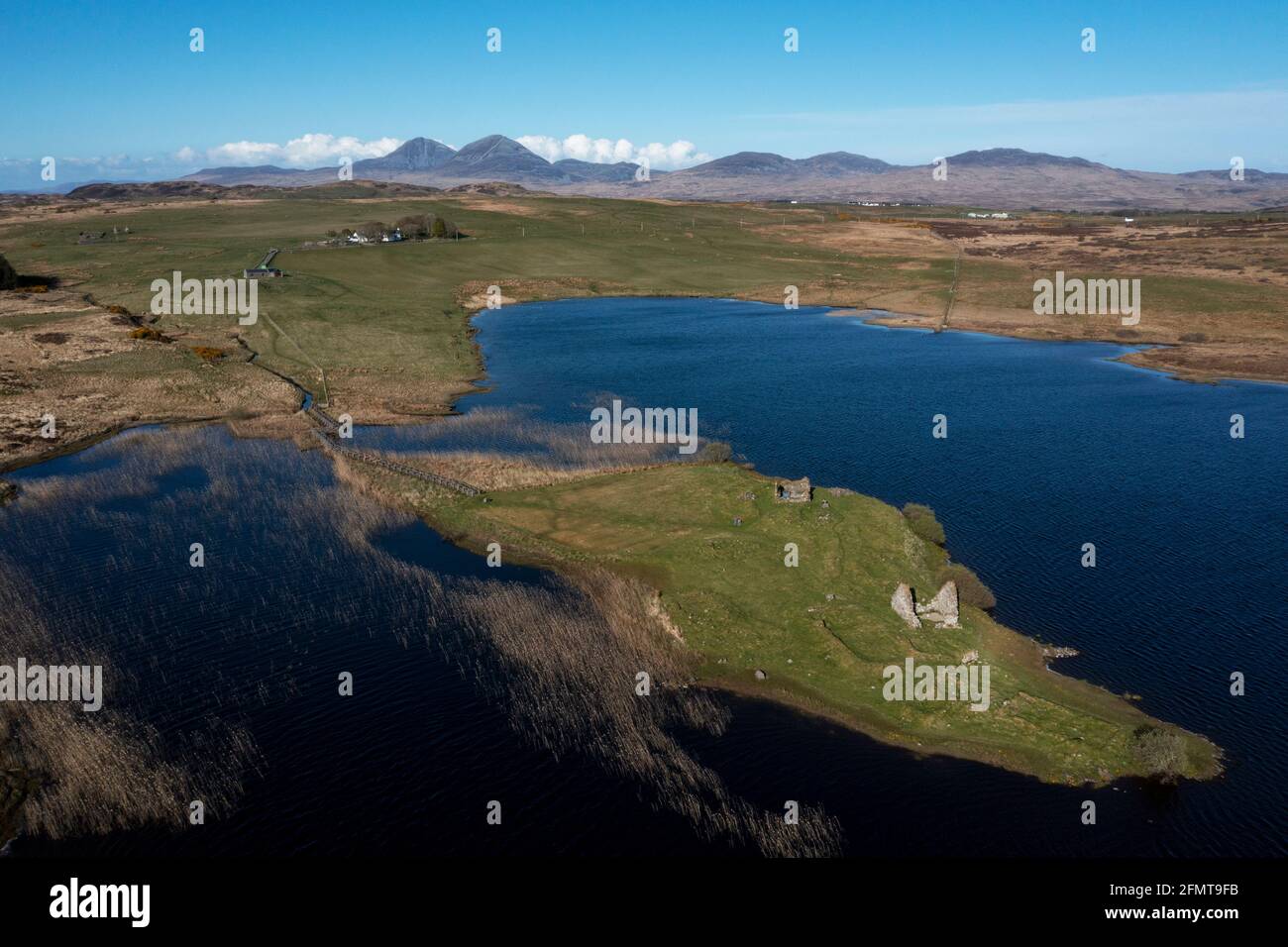 Luftaufnahme der historischen Stätte von Finlaggan auf Eilean Mòr in Loch Finlaggan, Islay. Finlaggan war der Sitz der Herren der Inseln und von Clan Donald. Stockfoto