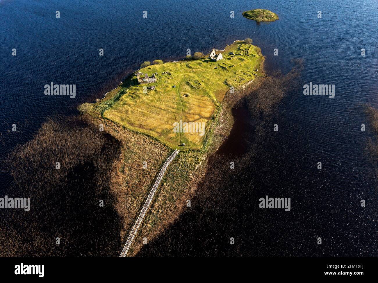 Luftaufnahme der historischen Stätte von Finlaggan auf Eilean Mòr in Loch Finlaggan, Islay. Finlaggan war der Sitz der Herren der Inseln und von Clan Donald. Stockfoto