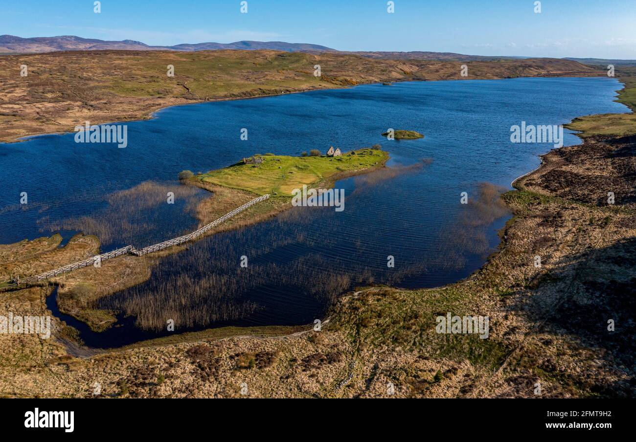Luftaufnahme der historischen Stätte von Finlaggan auf Eilean Mòr in Loch Finlaggan, Islay. Finlaggan war der Sitz der Herren der Inseln und von Clan Donald. Stockfoto