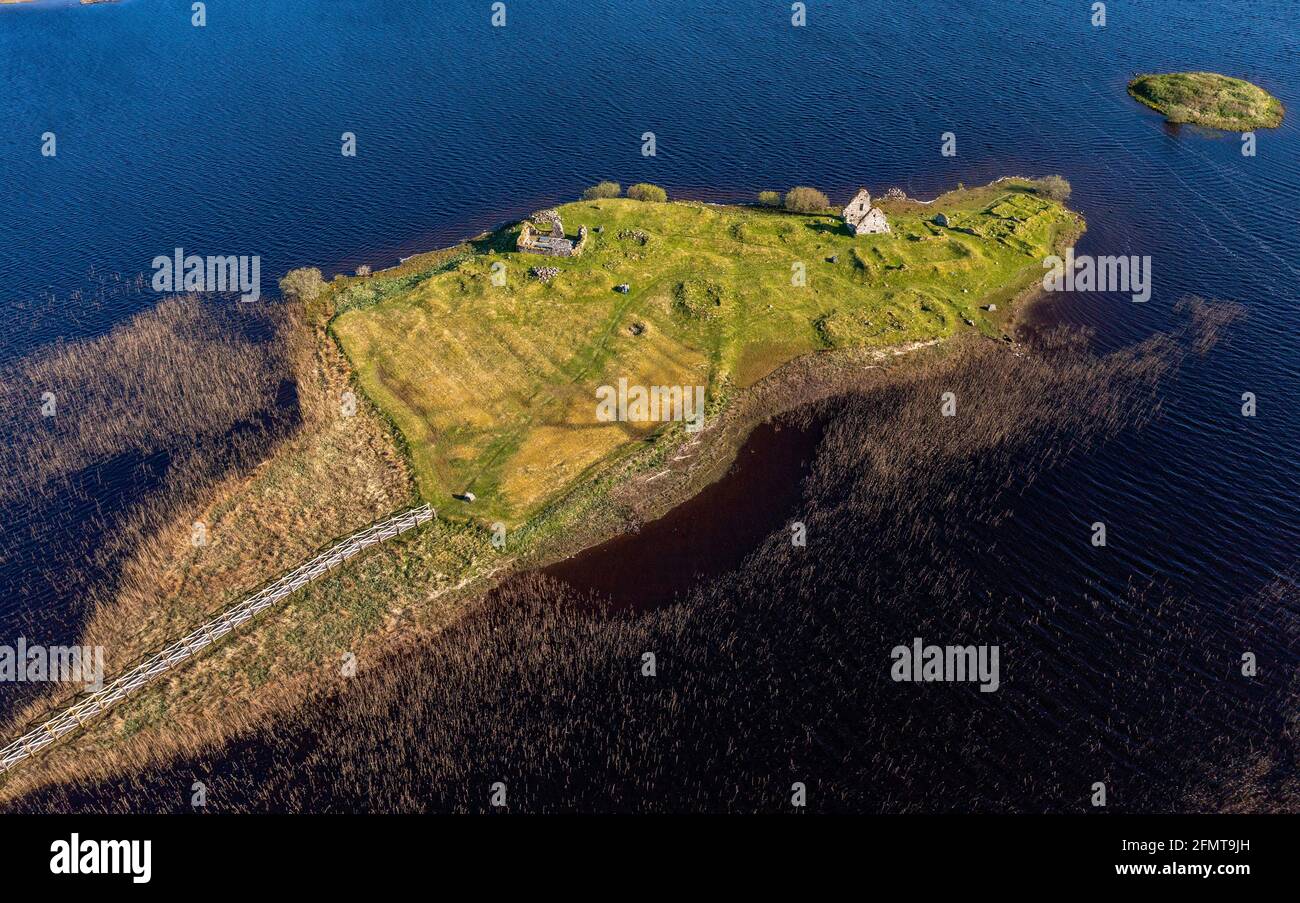 Luftaufnahme der historischen Stätte von Finlaggan auf Eilean Mòr in Loch Finlaggan, Islay. Finlaggan war der Sitz der Herren der Inseln und von Clan Donald. Stockfoto