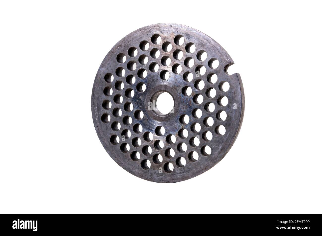 Metallsieb mit Löchern, die in Fleischschleifern verwendet werden. Ersatzteile für die Reparatur von Geräten in der Wohnküche. Isolierter Hintergrund. Stockfoto