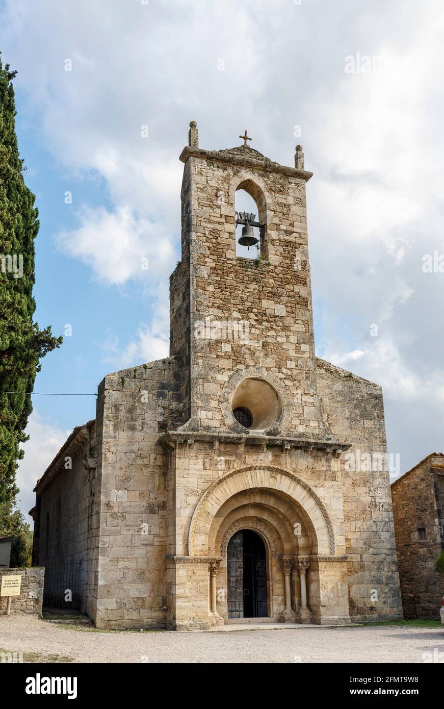 Kirche Santa Maria de Porqueres XII Jahrhundert romanischen Spanien, Katalonien, Girona, Pla de l'Estany, Porqueres. Stockfoto