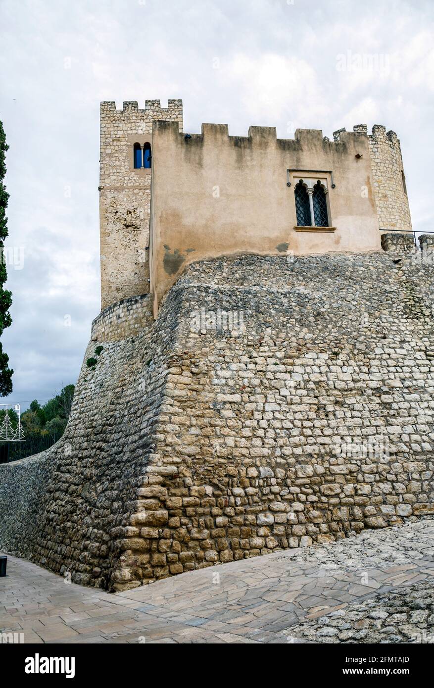 Schloss in Castellet i la Gornal vom See. Katalonien, Spanien Stockfoto