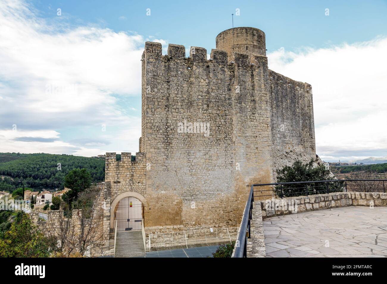 Schloss in Castellet i la Gornal vom See. Katalonien, Spanien Stockfoto