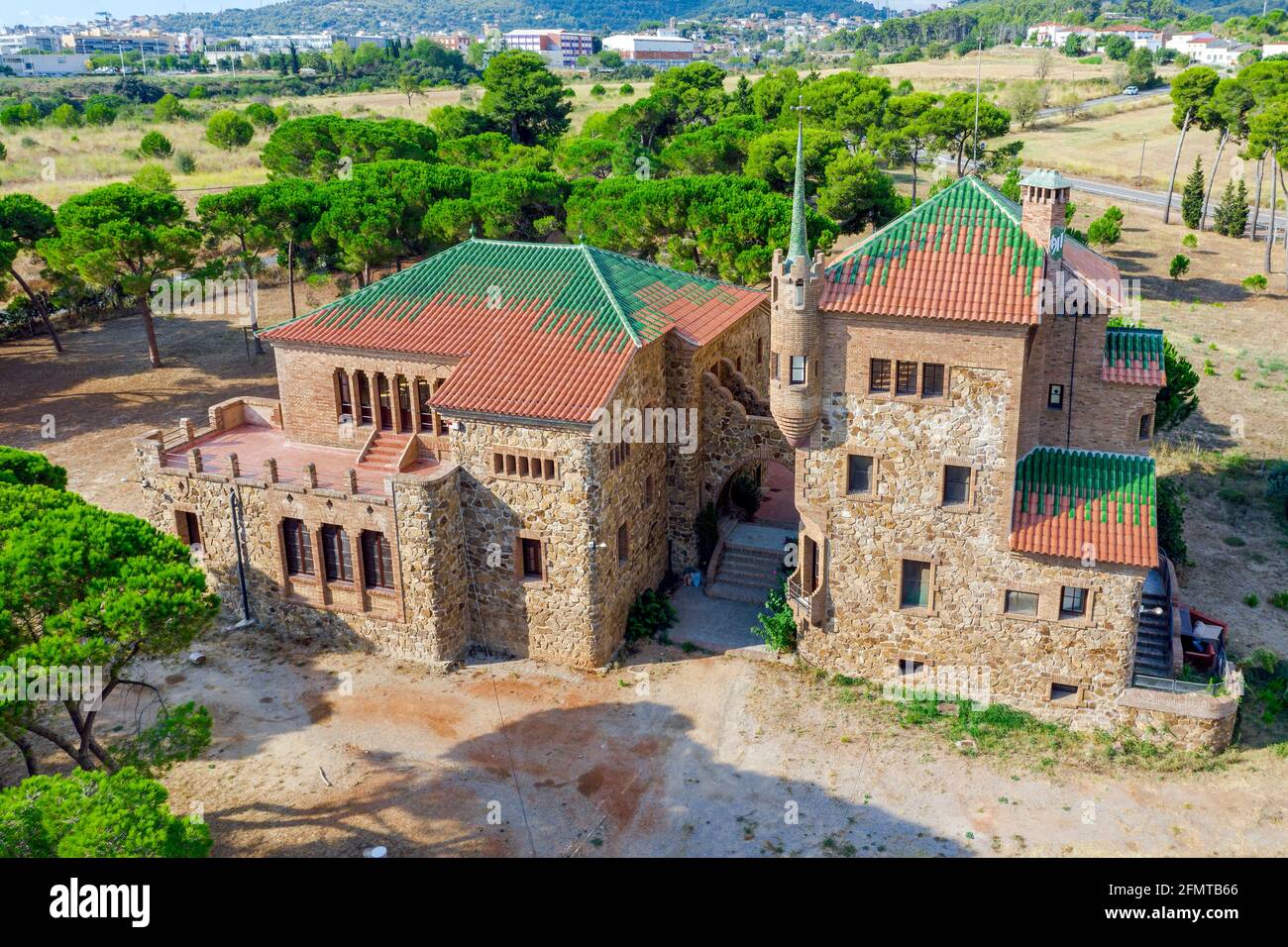 Colonia Guell, Spanien - 27. August 2020: Modernistisches Gebäude, Casa del Mestre (Lehrerhaus), entworfen von Francesc Berenguer in Company Town, Co Stockfoto