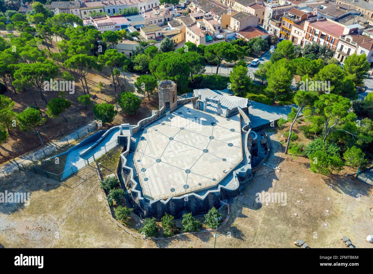 Colonia Guell, Spanien - 27. August 2020: Außenansicht der Kirche, Cripta von Colonia Guell, modernistisches religiöses Gebäude, entworfen von Antoni Gaudi. Stockfoto