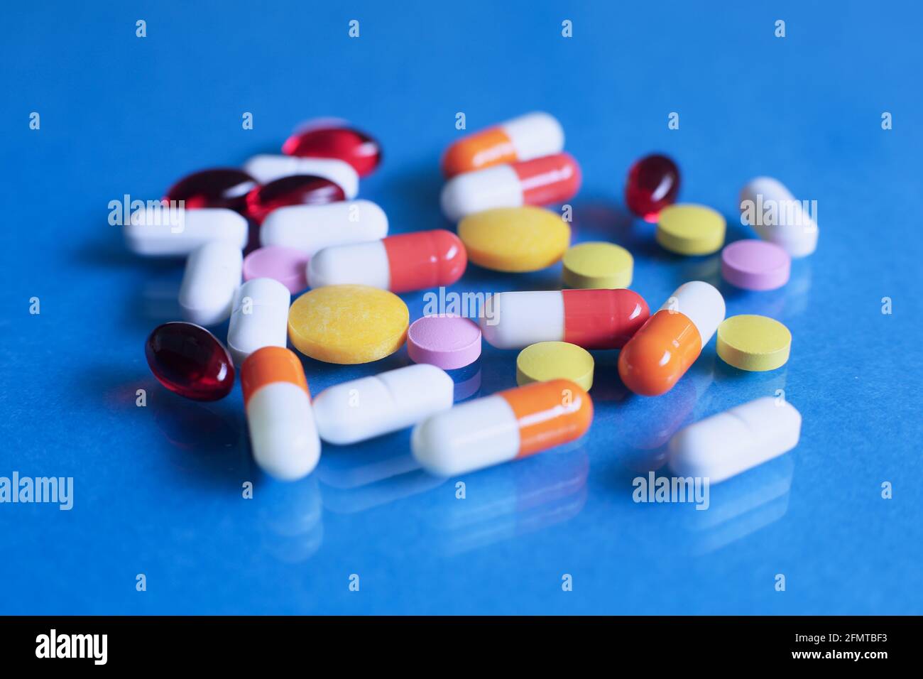 Bunte Tabletten und Kapseln Pille in Blisterverpackung mit schönen Muster mit flare Licht angeordnet. Pharmazeutische Industrie Konzept. Apotheke Stockfoto