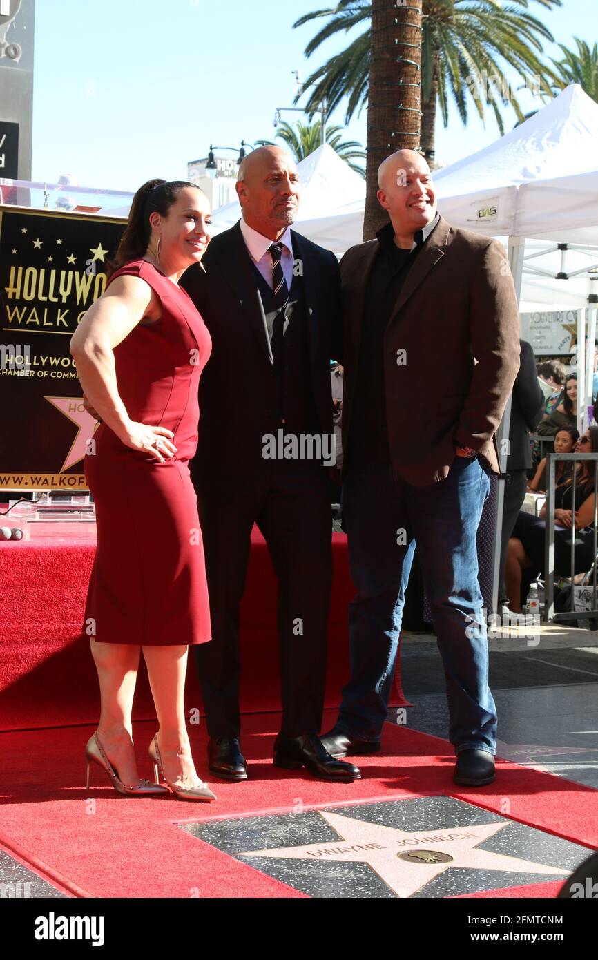 LOS ANGELES - DEZ 13: Dany Garcia, Dwayne Johnson, Hiram Garcia bei der Dwayne Johnson Star Ceremony auf dem Hollywood Walk of Fame am 13. Dezember 2017 in Los Angeles, CA Stockfoto