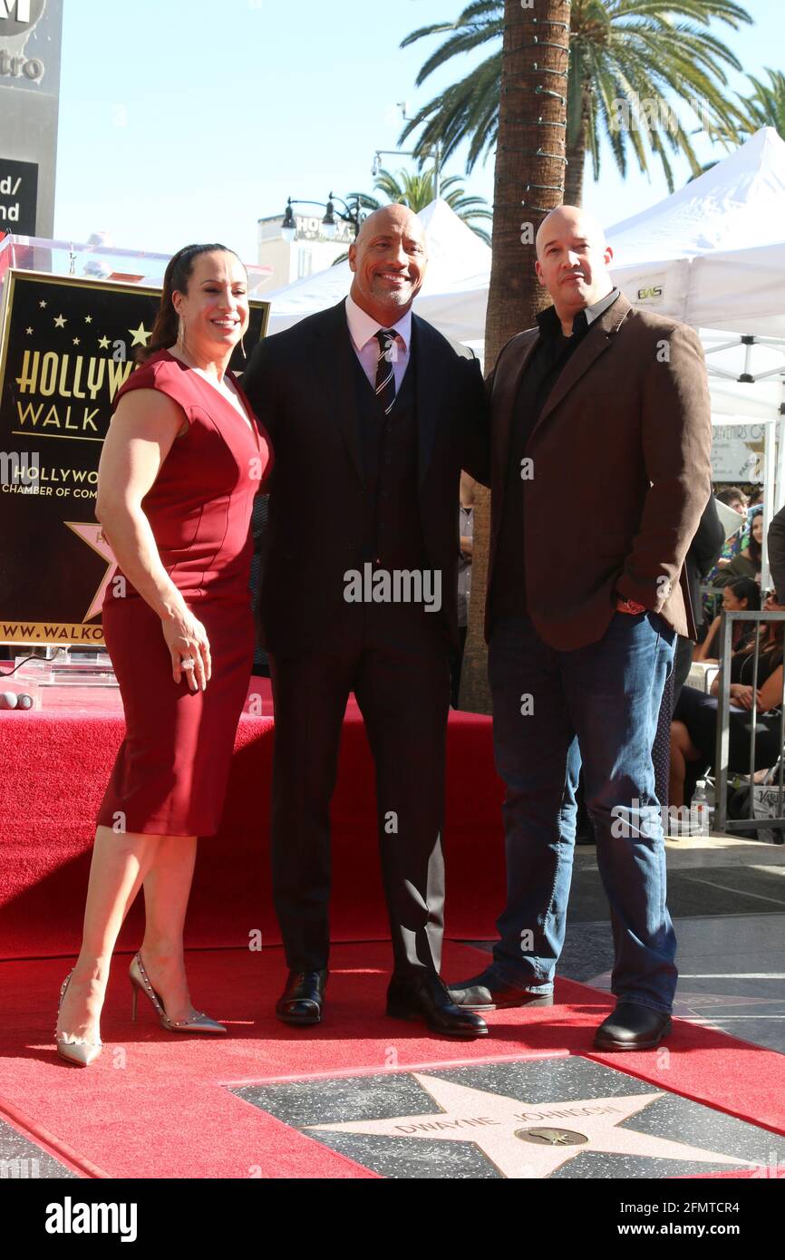 LOS ANGELES - DEZ 13: Dany Garcia, Dwayne Johnson, Hiram Garcia bei der Dwayne Johnson Star Ceremony auf dem Hollywood Walk of Fame am 13. Dezember 2017 in Los Angeles, CA Stockfoto