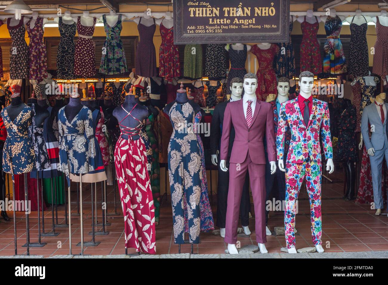 Schicke Designs auf Schaufensterpuppen außerhalb des Textilhändlers in Hoi an, Vietnam Stockfoto