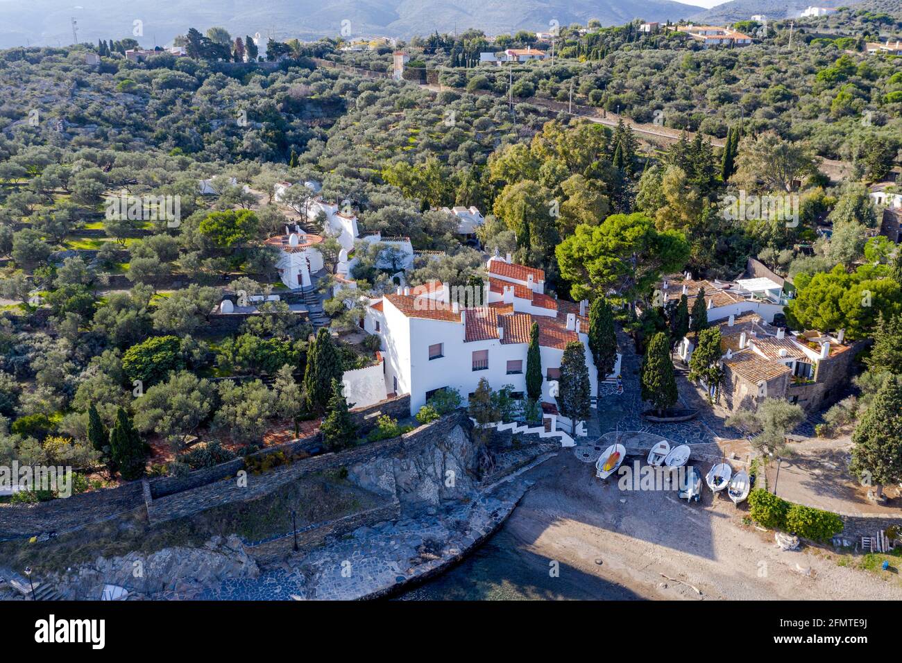 Port Lligat in Spanien mit einem Baum im Vordergrund. Port Lligat ist ein Dorf an der Costa Brava im Nordosten Kataloniens in Spanien. Salvador D. Stockfoto