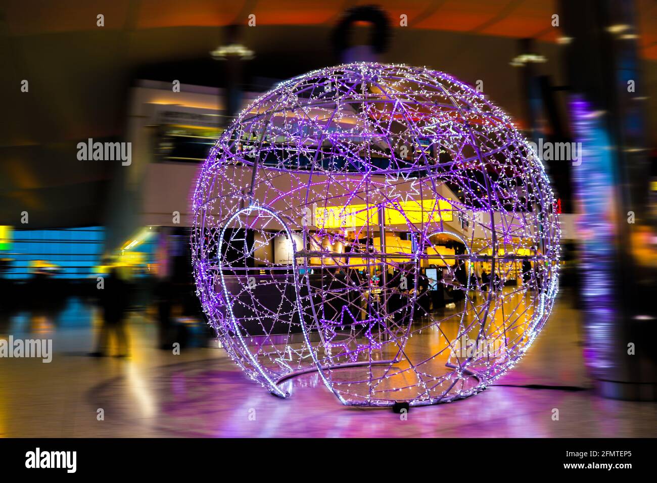 Weihnachtliche Lichtwanderung durch Dekoration im Flughafen mit verschwommenem Hintergrund Stockfoto