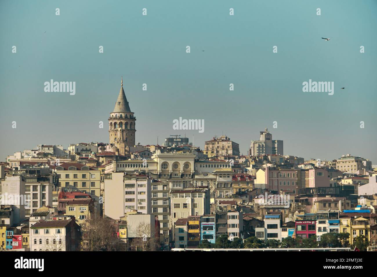Der berühmte galata-Turm von istanbul wurde von istanbul bosporus fotografiert. Er wurde von genuesischen Matrosen für die Beobachtung des bosporus von konstantinopel errichtet. Stockfoto