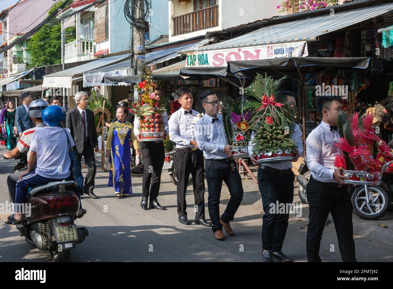 Vietnamesische Hochzeitsgäste Prozession mit Blumengirlanden, Hoi an, Vietnam Stockfoto