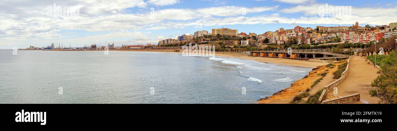 Ein Panoramablick auf Miracle Beach und die Stadt Tarragona, Spanien Stockfoto