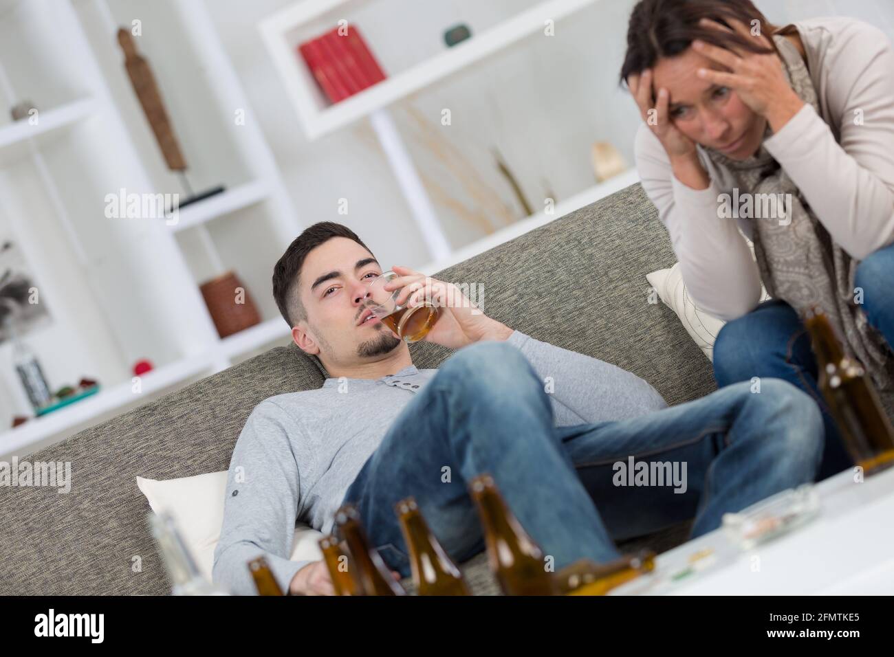 Verzweifelte Mutter mit betrunkenem Teenager-Sohn Stockfoto