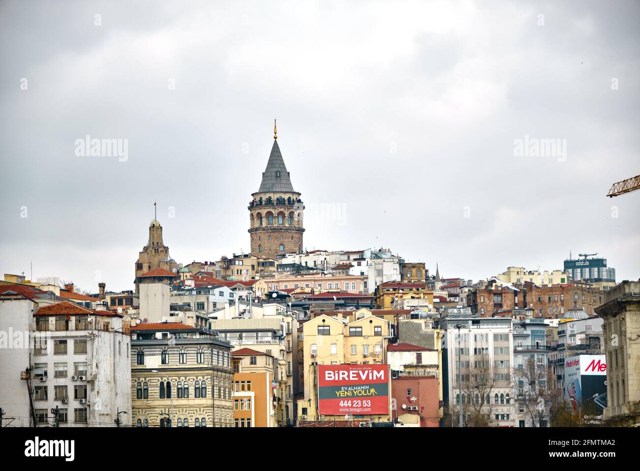 Der berühmte galata-Turm von istanbul wurde von istanbul bosporus fotografiert. Er wurde von genuesischen Matrosen für die Beobachtung des bosporus von konstantinopel errichtet. Stockfoto
