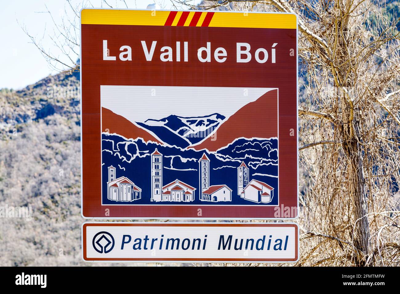 Straßenschild mit Hinweis auf den Eingang zum Vall de Boi, das 2000 zu seinen 9 romanischen Kirchen zum Erbe der Demut erklärt wurde Stockfoto