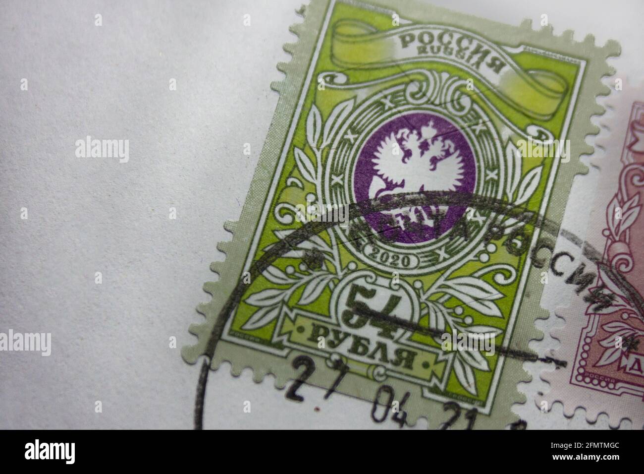 Sankt Petersburg, Russland 2020 in der Russischen Föderation ausgegebene Briefmarke mit dem Bild des russischen Emblems, um 2020 (Kosten 54 Rubel (auf Russisch)), Stockfoto