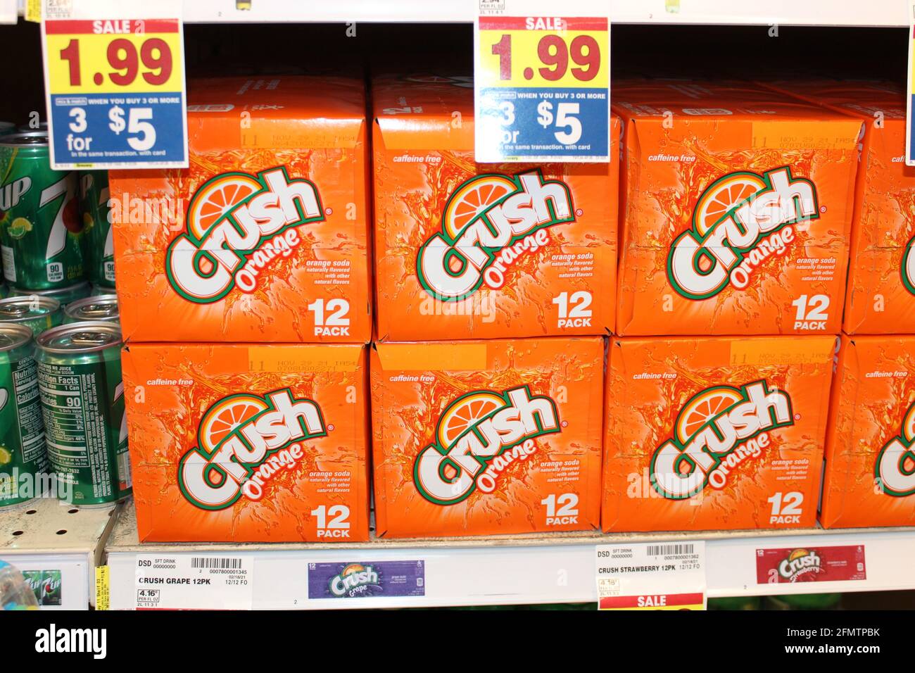 Orange Crush schoss Nahaufnahme in 12 Packtaschen auf einem Metallregal in einem Lebensmittelgeschäft in Kansas. Stockfoto