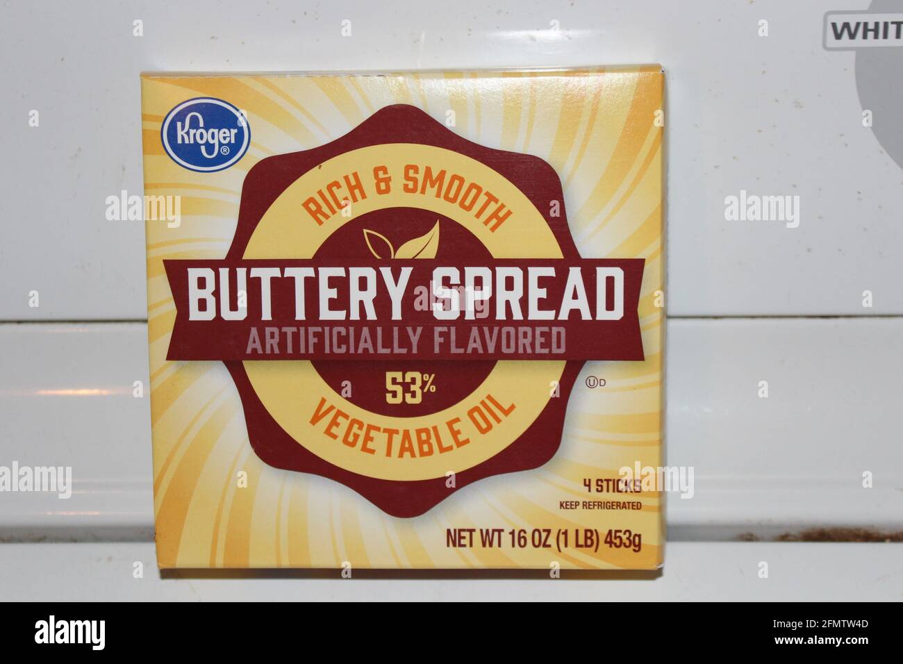 Kroger Buttery Spread Schuss Nahaufnahme mit einem weißen Hintergrund, die hell und bunt in Kansas ist. Stockfoto