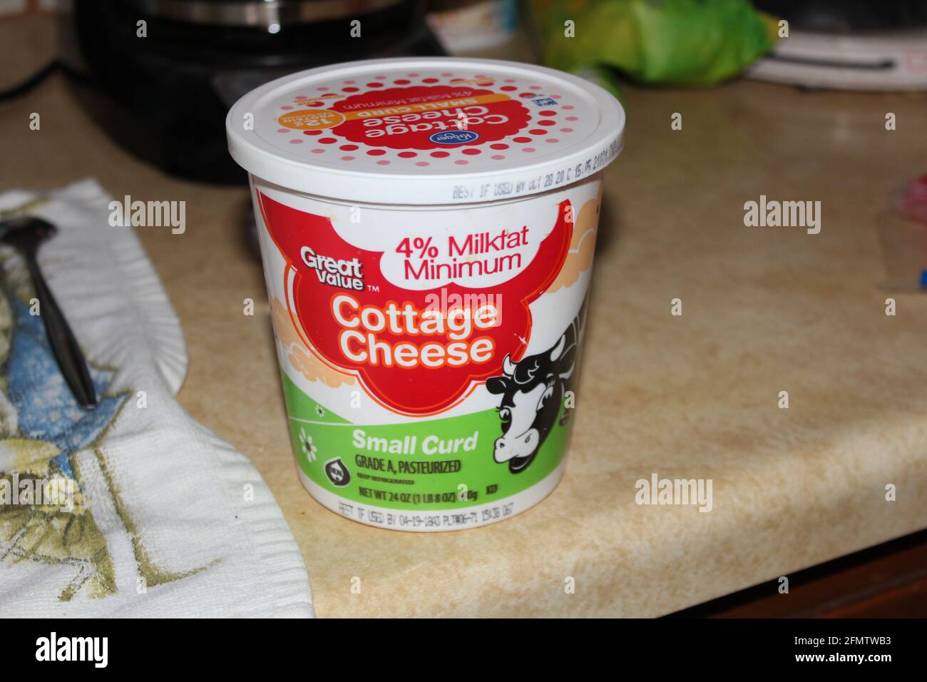 Kroger Cottage Cheese schoss Nahaufnahme auf einer hellen und farbenfrohen Theke. Stockfoto