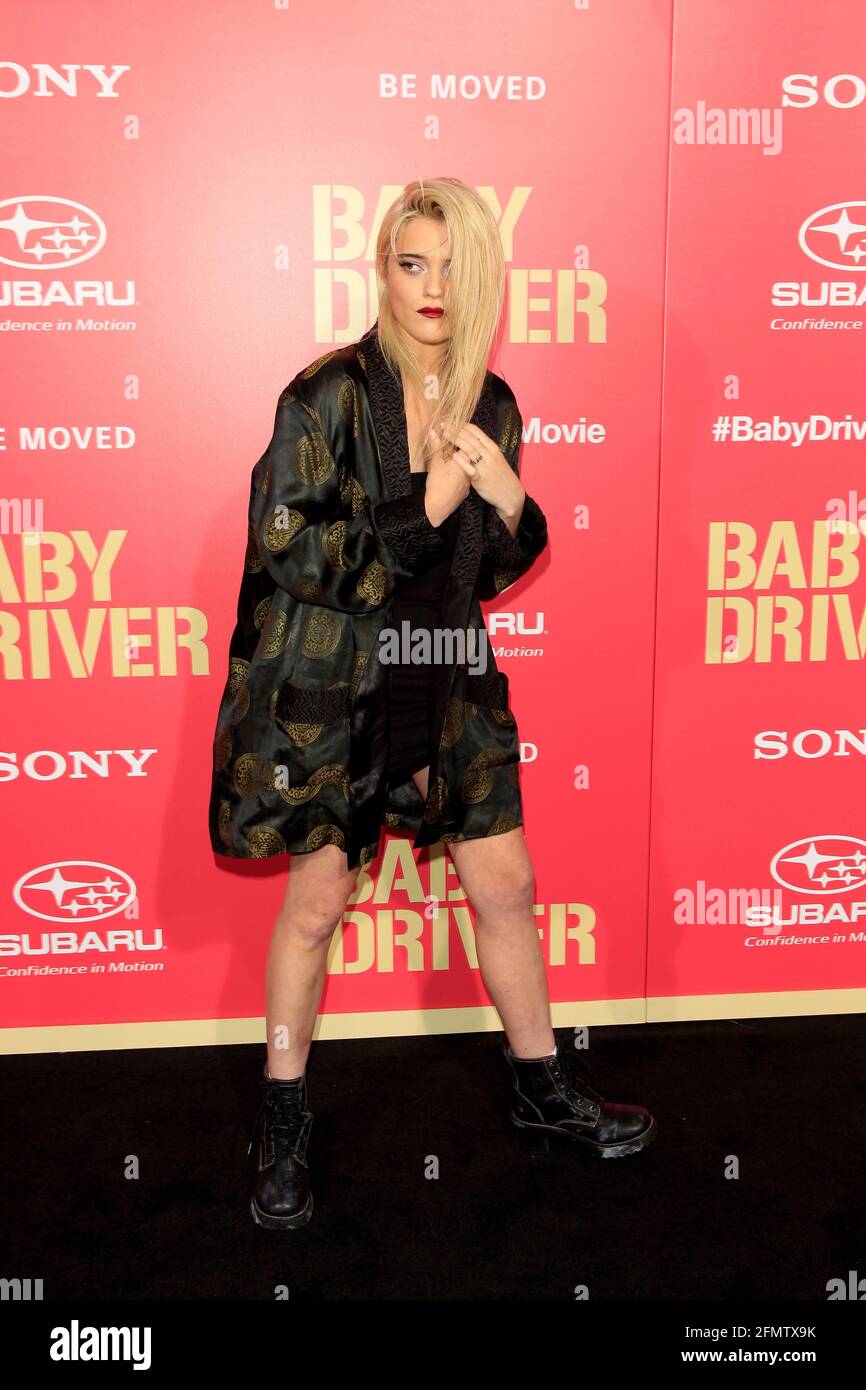LOS ANGELES - JUN 14: Sky Ferreira bei der Premiere von „Baby Driver“ im The Theatre im Ace Hotel am 14. Juni 2017 in Los Angeles, CA Stockfoto