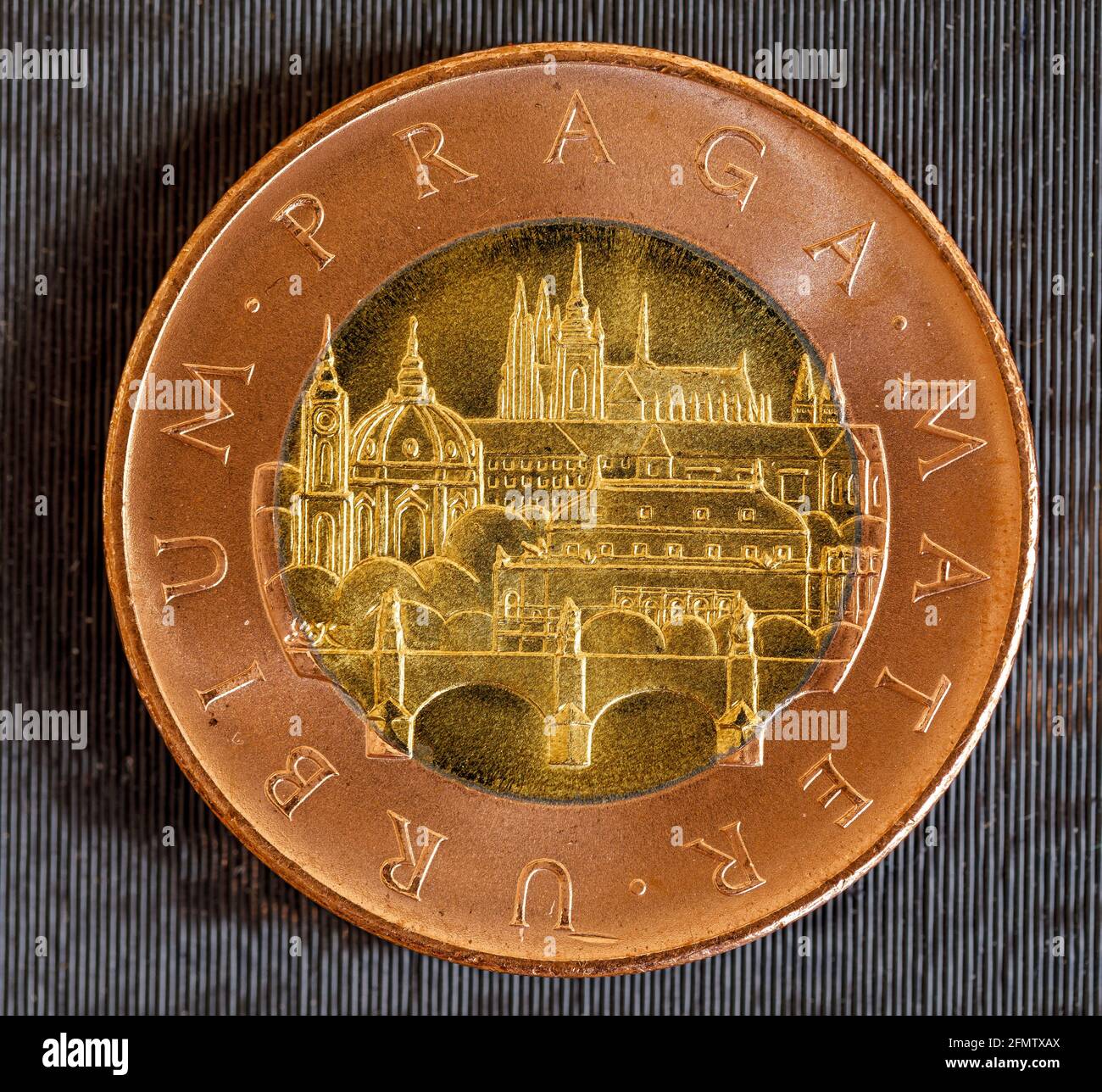 Speichern Download Preview Tschechische Republik Währung 50 kc-Münze (CZK oder 'Krone') isoliert auf schwarzem Hintergrund. Vorderseite Stockfoto