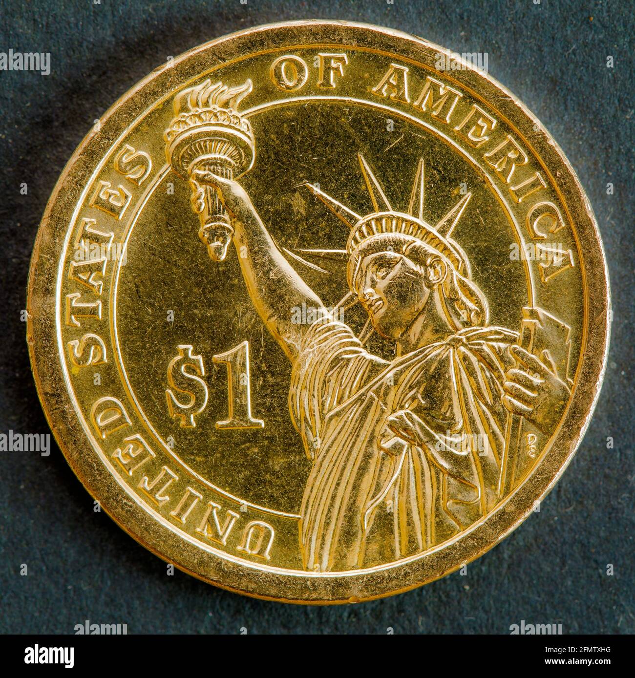 Eine-Dollar-Münze auf dunkelschwarzem Hintergrund. Die Freiheitsstatue. Stockfoto