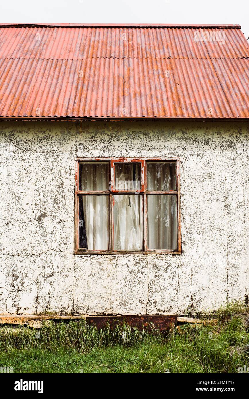 Rustikales Landliches Islandisches Haus Mit Rotem Dach Und Strukturierten Wanden Stockfotografie Alamy