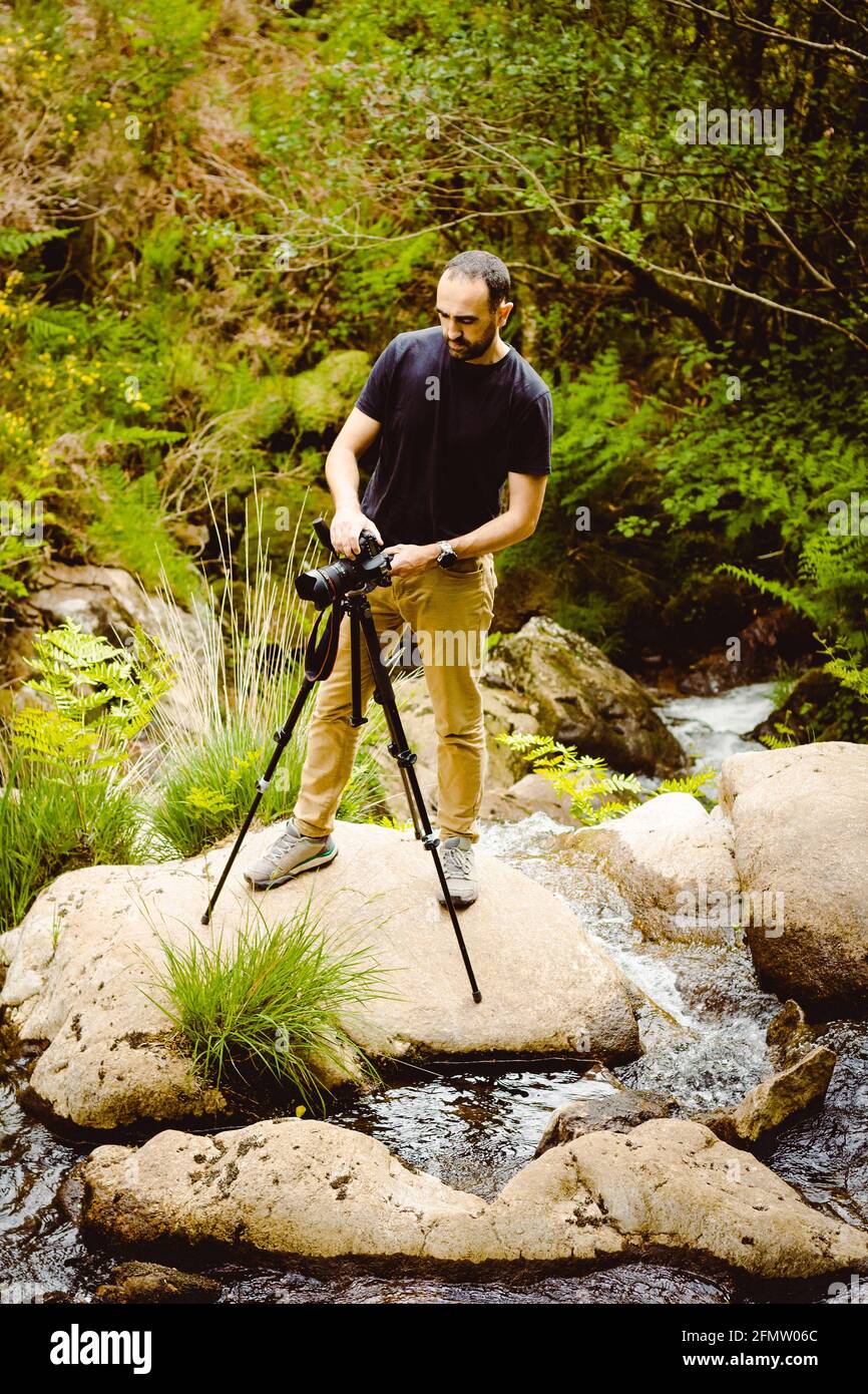 Fotograf im schwarzen T-Shirt in der Natur Stockfoto