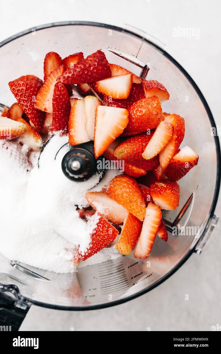 Erdbeeren und Zucker im Mixer Stockfoto