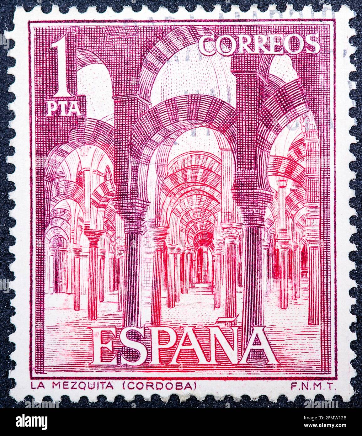 SPANIEN - UM 1964: Eine in Spanien gedruckte Marke aus der Ausgabe "Tourist" zeigt das Innere von La Mezquita, Cordova, um 1964. Stockfoto