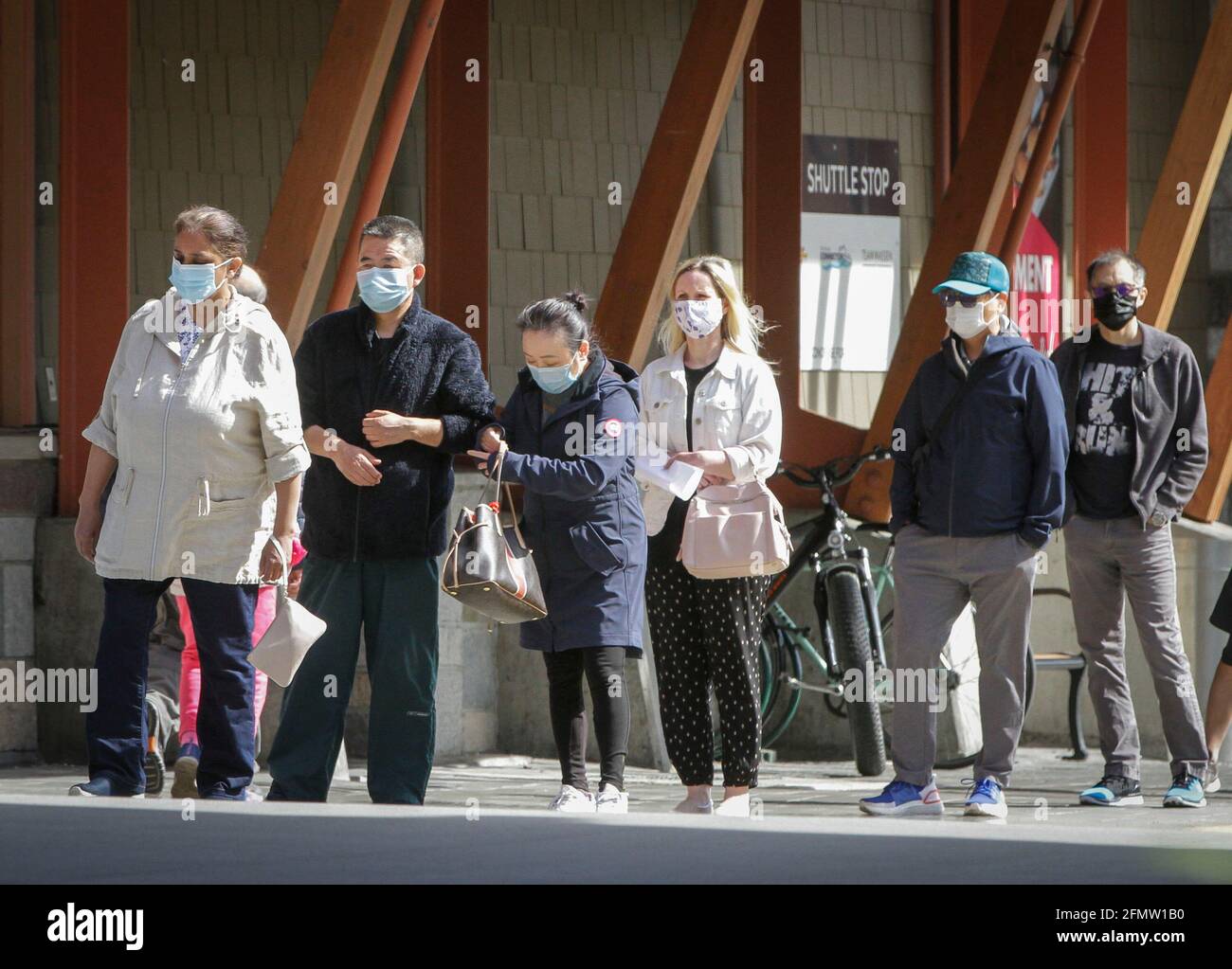 Richmond, Kanada. Mai 2021. Am 11. Mai 2021 stehen Menschen vor einer COVID-19-Impfklinik in Richmond, British Columbia, Kanada, an. Nach Angaben der kanadischen Gesundheitsbehörde haben 40 Prozent der erwachsenen Bevölkerung bereits einen Schuss erhalten. Quelle: Liang Sen/Xinhua/Alamy Live News Stockfoto