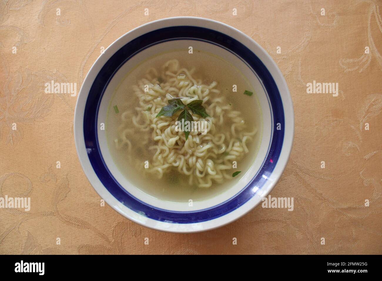 Ein Giftblatt, das eine Schüssel mit Suppe garniert Stockfoto