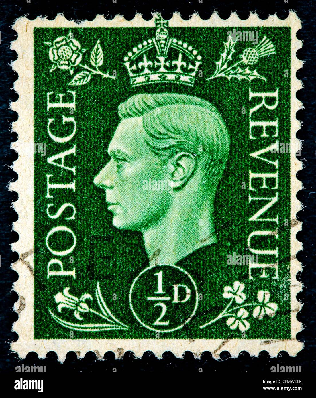 VEREINIGTES KÖNIGREICH - UM 1951: Die in England gedruckte Briefmarke zeigt den König des Vereinigten Königreichs und die Dominions des Britischen Commonwealth George VI Stockfoto