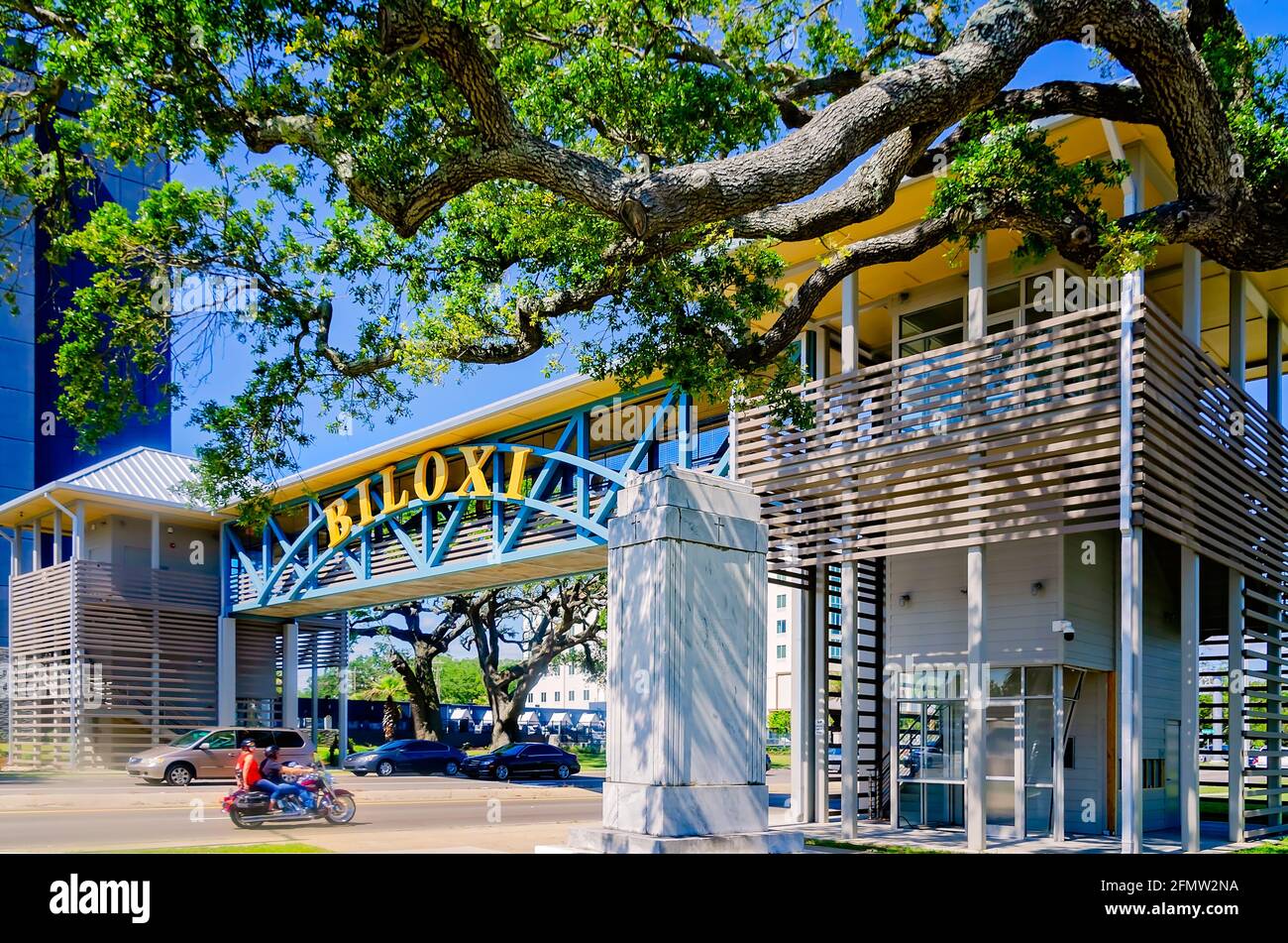 Der Verkehr fährt auf dem Highway 90 unter einem Biloxi-Schild auf einer Fußgängerbrücke, 8. Mai 2021, in Biloxi, Mississippi. Stockfoto