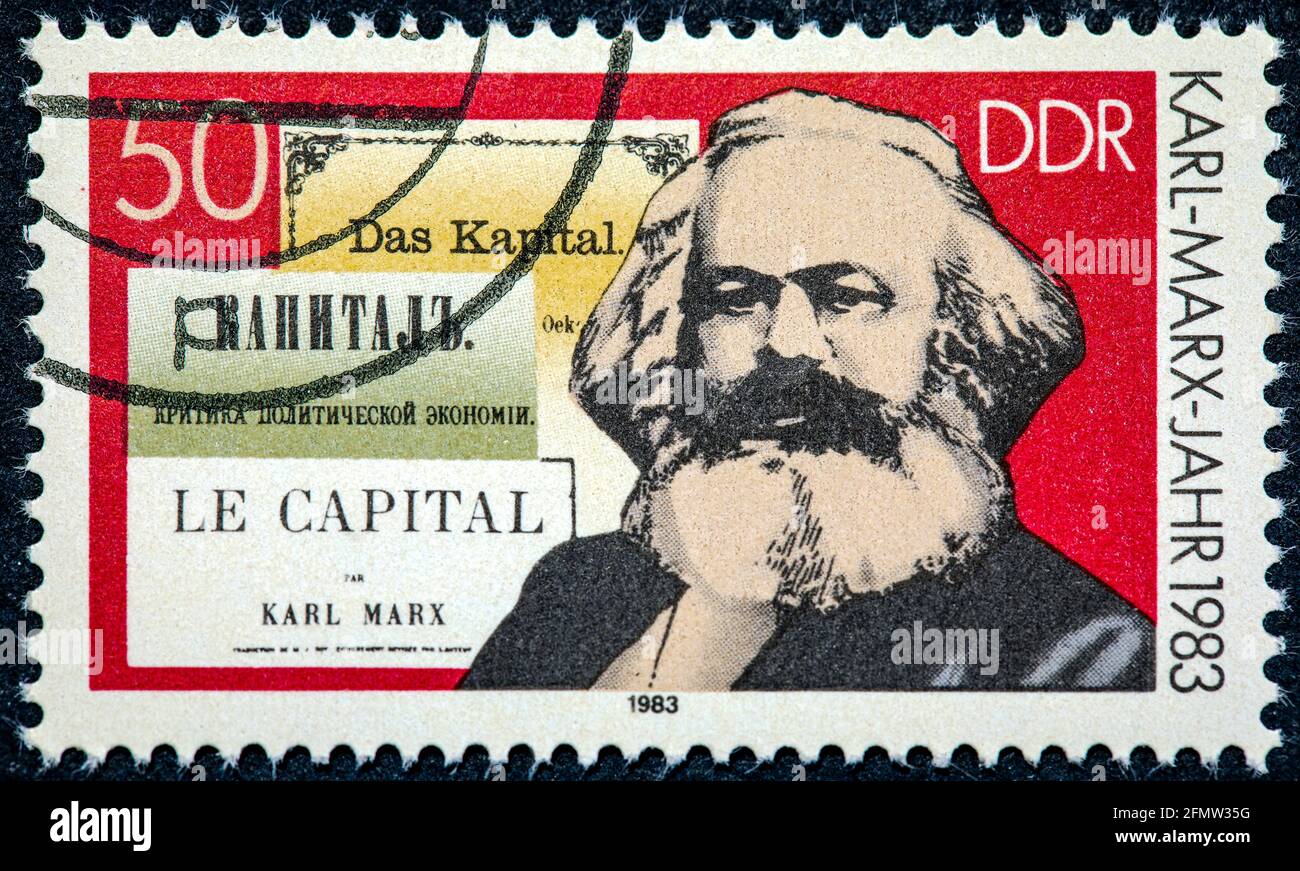 DEUTSCHLAND - UM 1983: Eine in der DDR gedruckte Briefmarke zeigt Karl Marx und das Buch "Kapital" um 1983 Stockfoto