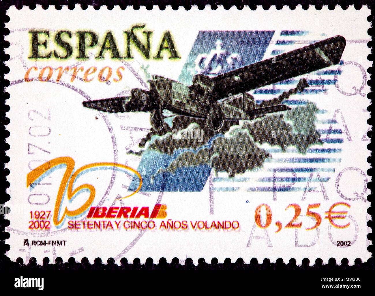 SPANIEN - UM 2002: Eine in Spanien gedruckte Marke zeigt ein altes Flugzeug, das zum 75. Jahrestag der Iberischen Halbinsel, um 2002, fliegt Stockfoto