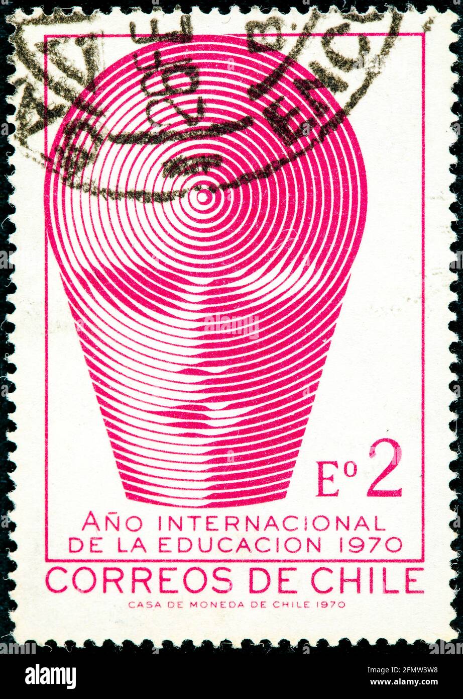 CHILE - UM 1970: Eine in Chile gedruckte Marke zeigt das Emblem des internationalen Bildungsjahres in Chile, um 1970 Stockfoto