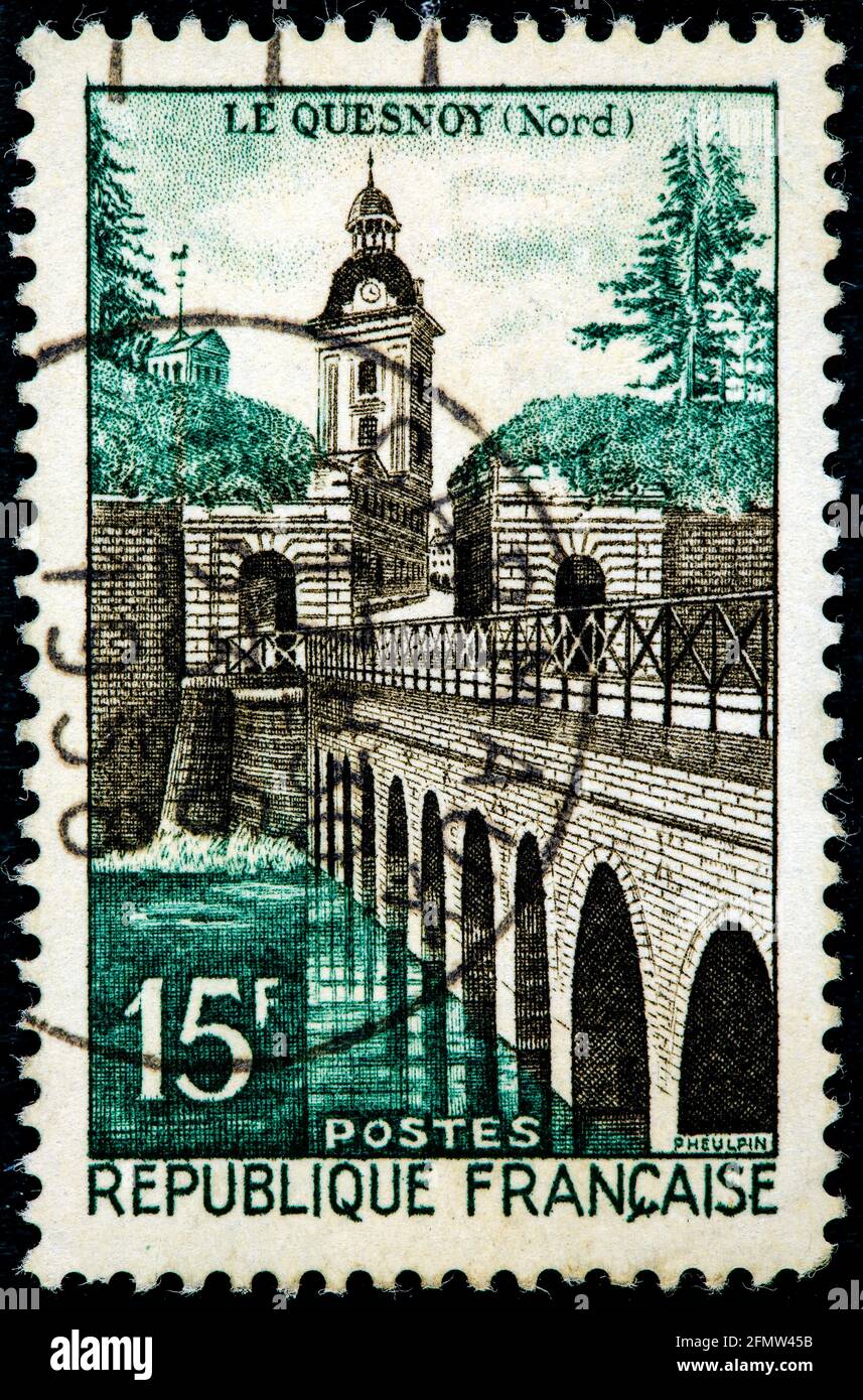 FRANKREICH - UM 1957: Eine in Frankreich gedruckte Briefmarke zeigt das Schloss und die Brücke von Le Quesnoy um 1957 Stockfoto