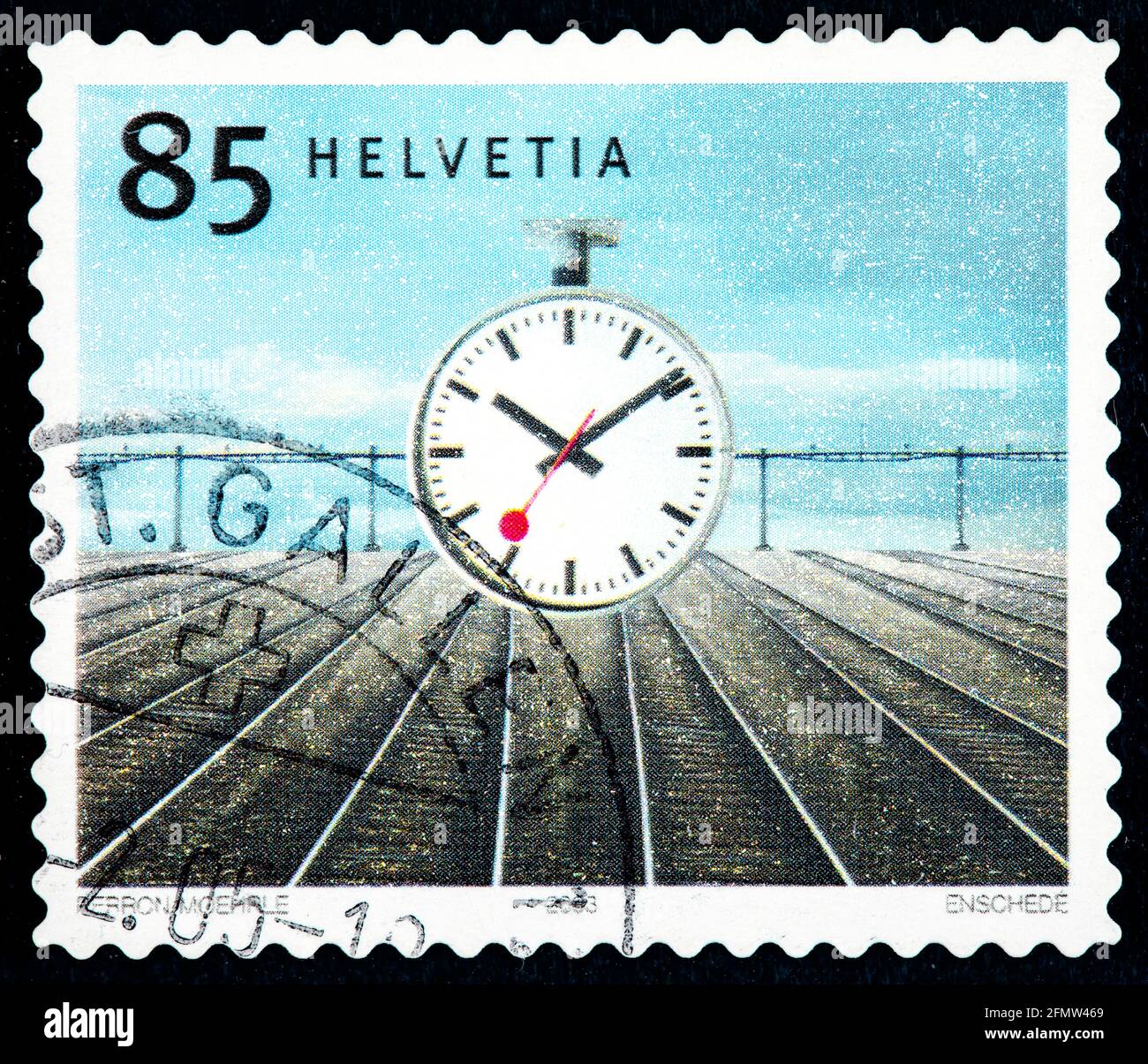 SCHWEIZ - UM 2003: Briefmarke gedruckt von der Schweiz, zeigt Bahnhofsuhr,  von Hanls Hilfiker, um 2003 Stockfotografie - Alamy