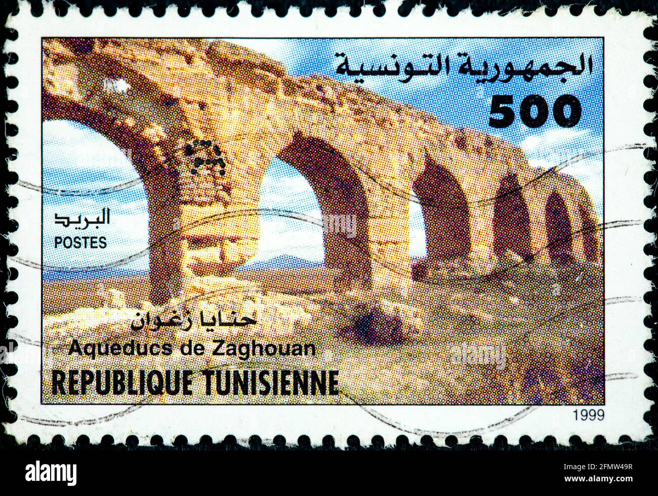 TUNESIEN - UM 1999: Eine in Tunesien gedruckte Marke aus der "Monuments"-Ausgabe zeigt das Aquädukt Zaghouan, um 1999. Stockfoto