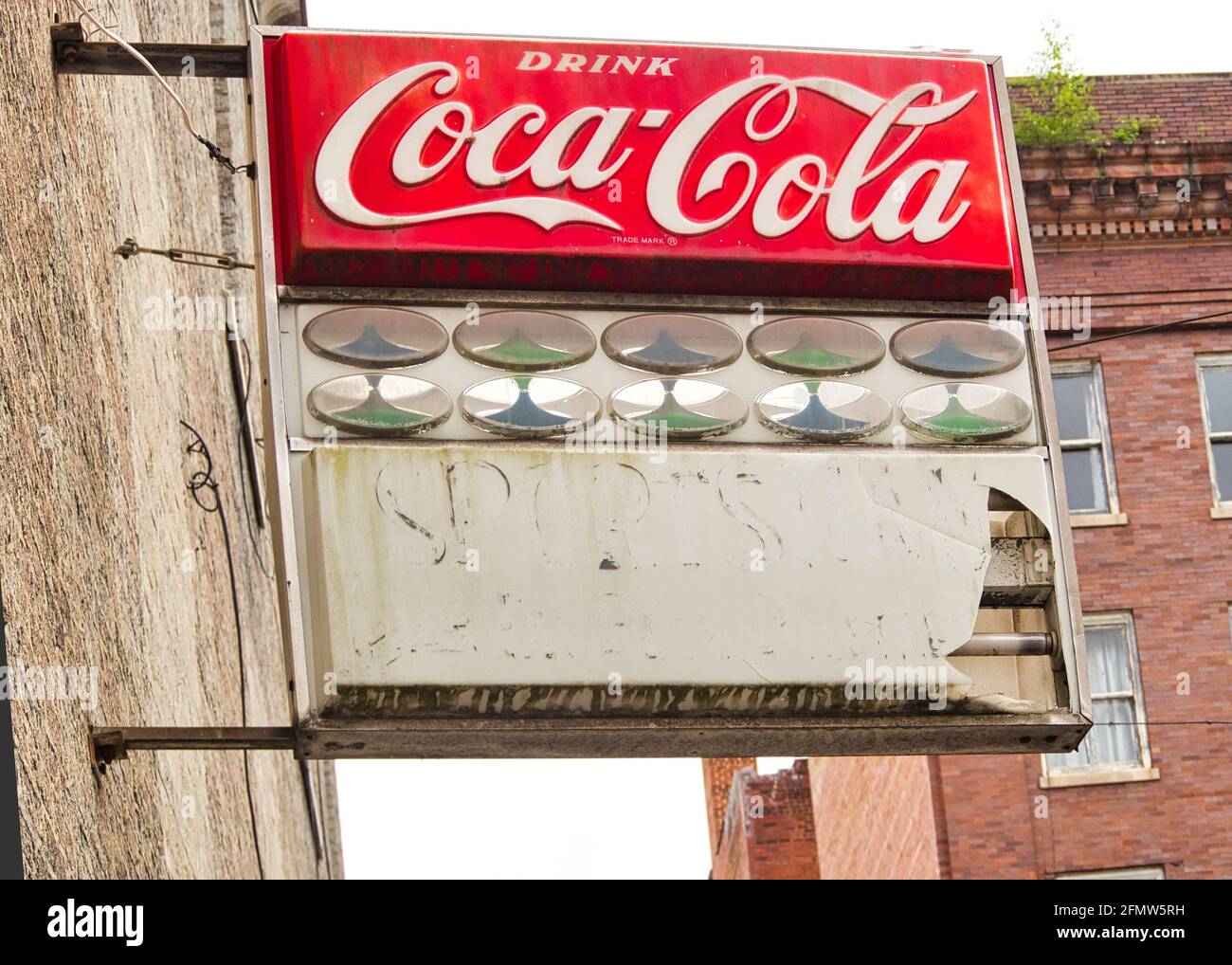 Altes Pepsi-Cola-Schild an einem Eckgebäude in Welch WV USA Stockfoto