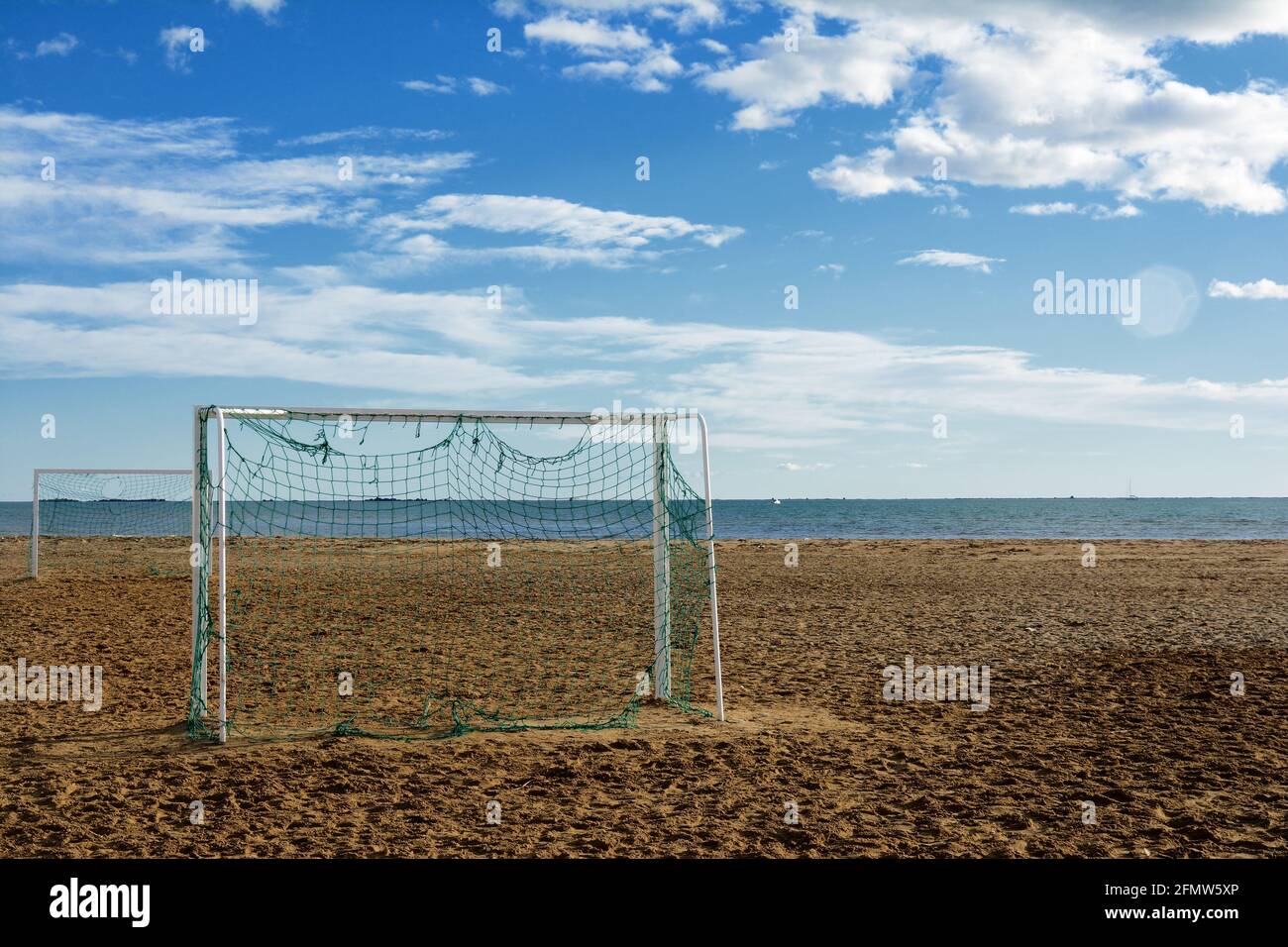 Ein Satz Fußballtore aus alten Fischernetzen Am Strand Stockfoto