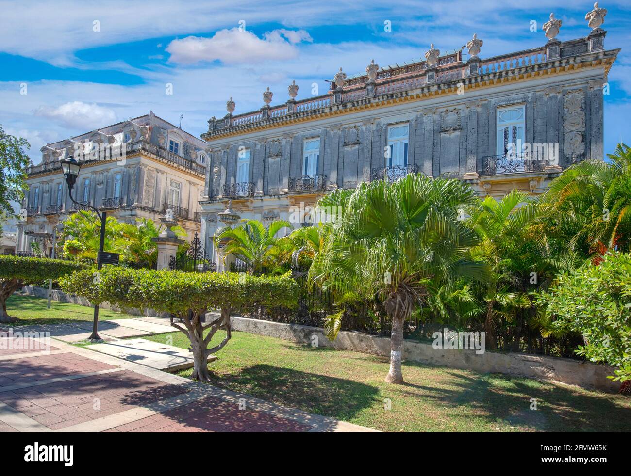 Central Avenue Paseo de Montejo in Merida mit lokalen Museen, Restaurants, Sehenswürdigkeiten und Sehenswürdigkeiten. Stockfoto