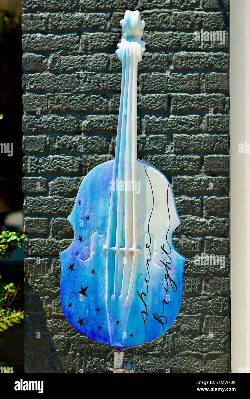 Mount Airy, North Carolina, USA - 5. Juli 2020: Nahaufnahme von farbenfrohen Kunstwerken in Form eines Cellos im historischen Stadtzentrum von Mount Airy an einem heißen Sommertag. Stockfoto